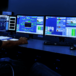 homme travaillant sur des ordinateurs pour la supervision industrielle