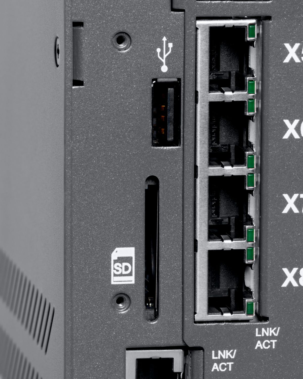 Ports USB et carte SD visibles Switch Industriel EP6404 de PHOENIX CONTACT